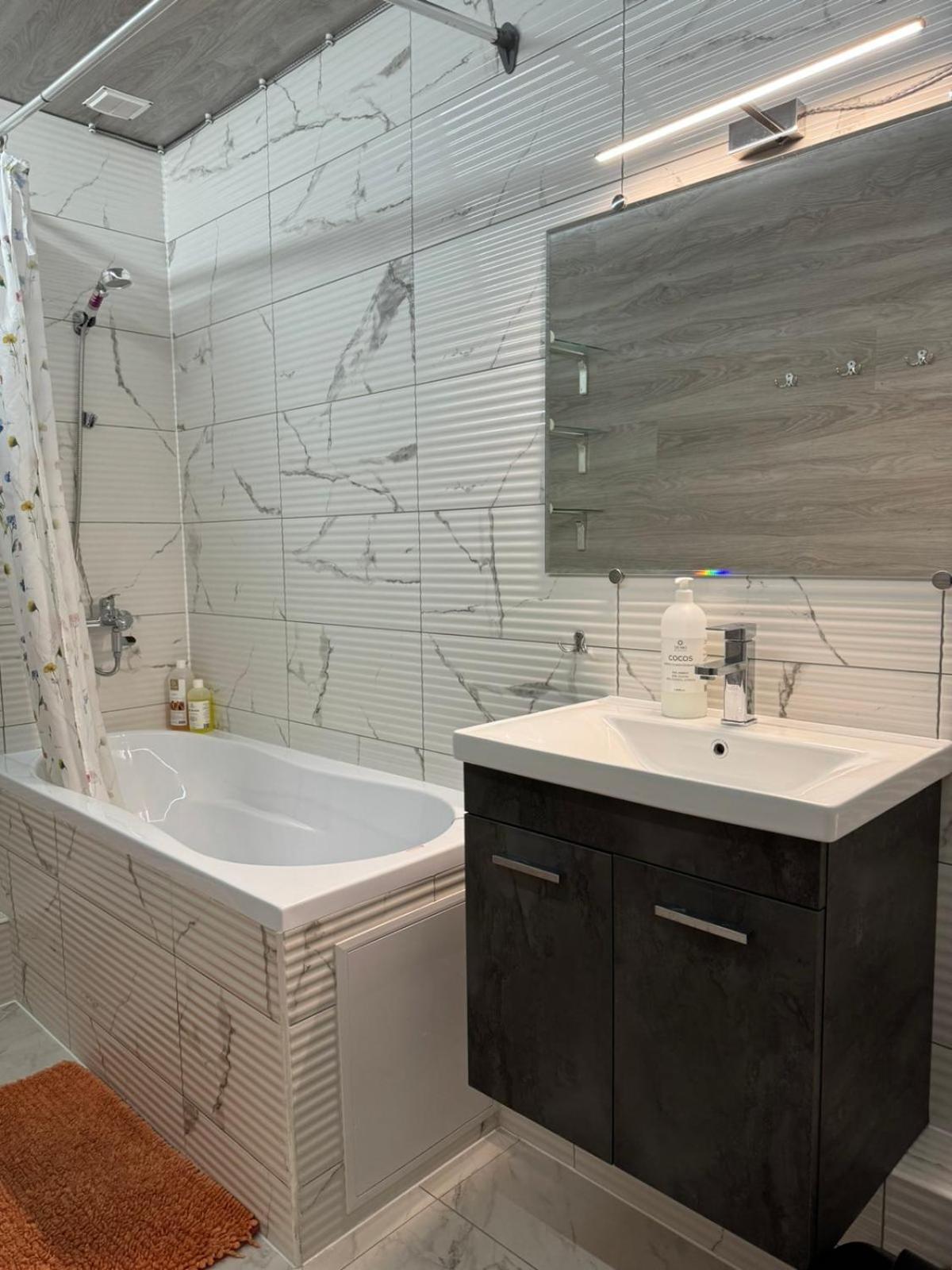 Luxury Apartament In คีชีเนา ภายนอก รูปภาพ